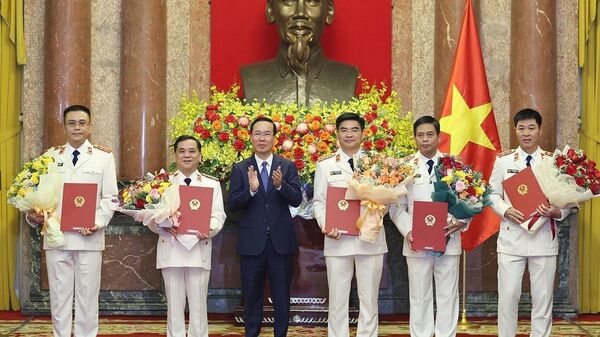 Chủ tịch nước trao Quyết định bổ nhiệm chức danh Kiểm sát viên Viện Kiểm sát nhân dân Tối cao - Sputnik Việt Nam