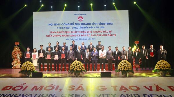 Các nhà đầu tư nhận giấy chứng nhận đăng kí đầu tư và biên bản ghi nhớ đầu tư tại hội nghị.  - Sputnik Việt Nam