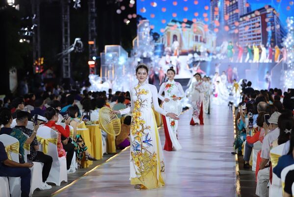 Ngày Quốc tế Phụ nữ 8/3: TP Hồ Chí Minh khai mạc Lễ hội Áo dài lần thứ 10 năm 2024 - Sputnik Việt Nam
