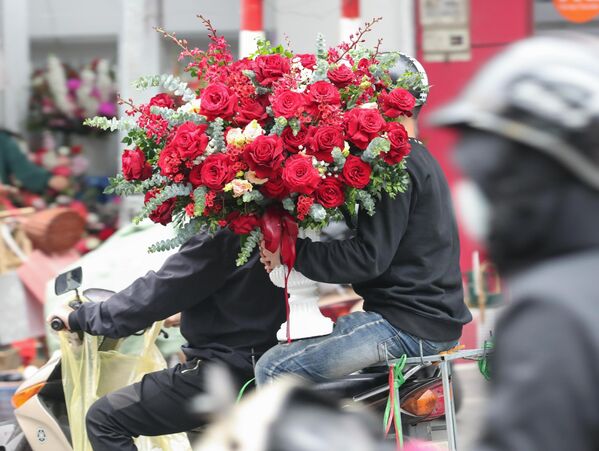 Dễ dàng bắt gặp hình ảnh vận chuyển hoa hồng trên phố dịp 8/3. - Sputnik Việt Nam