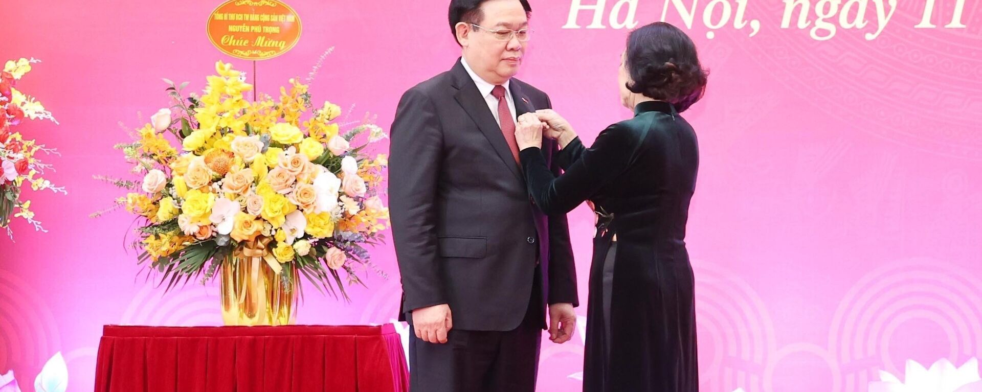 Chủ tịch Quốc hội Vương Đình Huệ nhận Huy hiệu 40 năm tuổi Đảng - Sputnik Việt Nam, 1920, 11.03.2024