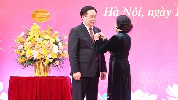 Chủ tịch Quốc hội Vương Đình Huệ nhận Huy hiệu 40 năm tuổi Đảng - Sputnik Việt Nam