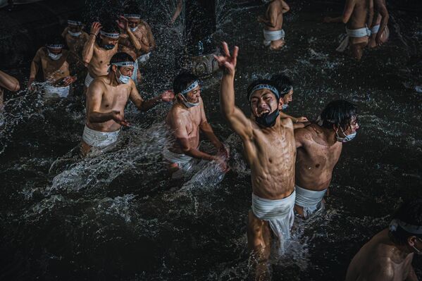 Ảnh “Vigor of the Sacred Festival” (Sức mạnh Lễ hội thiêng liêng) của Chen Yu Hsieh (Đài Loan), lọt vào chung kết ở hạng mục Motion (Chuyển động) tại 2024 Sony World Photography Awards - Sputnik Việt Nam