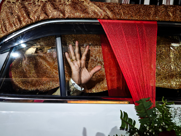 Bức ảnh The Hand (Bàn tay) của nhà nhiếp ảnh Malaysia Callie Eh, người chiến thắng hạng mục Open Street Photography (Nhiếp ảnh đường phố mở) tại 2024 Sony World Photography Awards - Sputnik Việt Nam