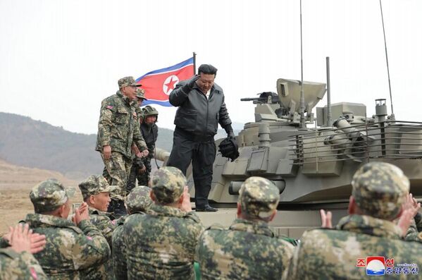Nhà lãnh đạo CHDCND Triều Tiên Kim Jong Un đích thân lái thử chiếc xe tăng tối tân trong cuộc thi điều khiển xe tăng được tổ chức ở nước này - Sputnik Việt Nam