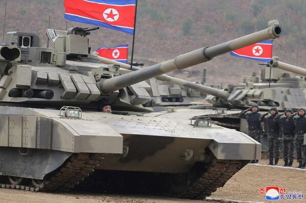 Nhà lãnh đạo CHDCND Triều Tiên Kim Jong Un đích thân lái thử chiếc xe tăng tối tân trong cuộc thi điều khiển xe tăng được tổ chức ở nước này - Sputnik Việt Nam