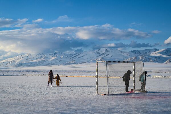 Trượt băng trên dòng sông đóng băng ở làng Kosh-Agach, Cộng hòa Altai - Sputnik Việt Nam