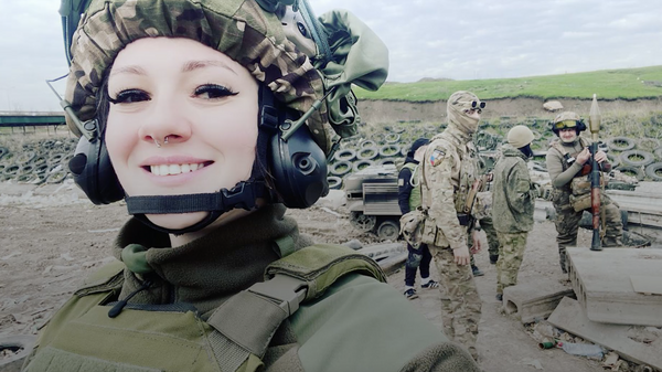 Thực hiện nhiệm vụ vì yêu Tổ quốc: Tại sao phụ nữ Nga đi ra mặt trận? - Sputnik Việt Nam