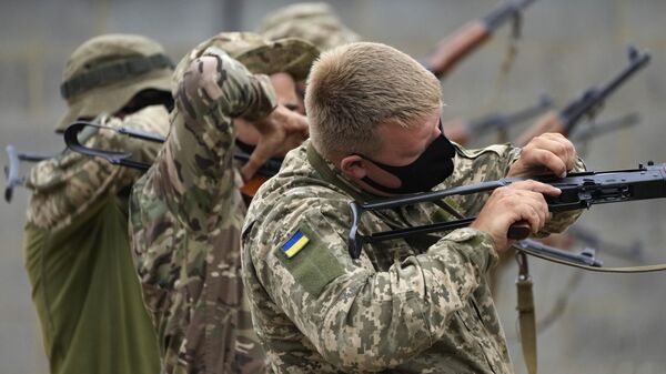 Các tân binh tình nguyện Ukraina tham gia cuộc tập trận chiến đấu đô thị trong quá trình huấn luyện tại căn cứ quân sự ở miền Nam nước Anh, thứ Hai, ngày 15 tháng 8 năm 2022. - Sputnik Việt Nam