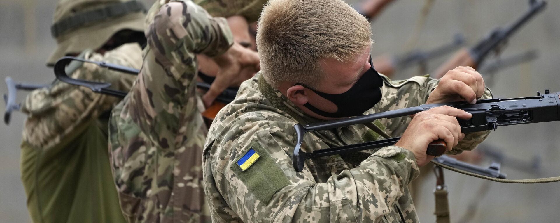 Các tân binh tình nguyện Ukraina tham gia cuộc tập trận chiến đấu đô thị trong quá trình huấn luyện tại căn cứ quân sự ở miền Nam nước Anh, thứ Hai, ngày 15 tháng 8 năm 2022. - Sputnik Việt Nam, 1920, 25.04.2024