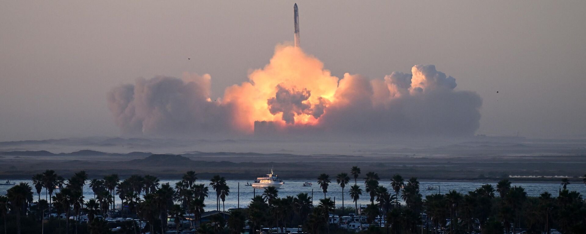 Tên lửa Starship của SpaceX phóng từ Starbase trong chuyến bay thử nghiệm thứ hai ở Boca Chica, Texas, vào ngày 18 tháng 11 năm 2023. - Sputnik Việt Nam, 1920, 14.03.2024