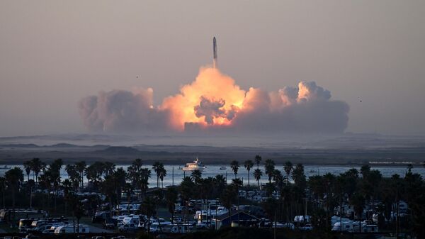 Tên lửa Starship của SpaceX phóng từ Starbase trong chuyến bay thử nghiệm thứ hai ở Boca Chica, Texas, vào ngày 18 tháng 11 năm 2023. - Sputnik Việt Nam