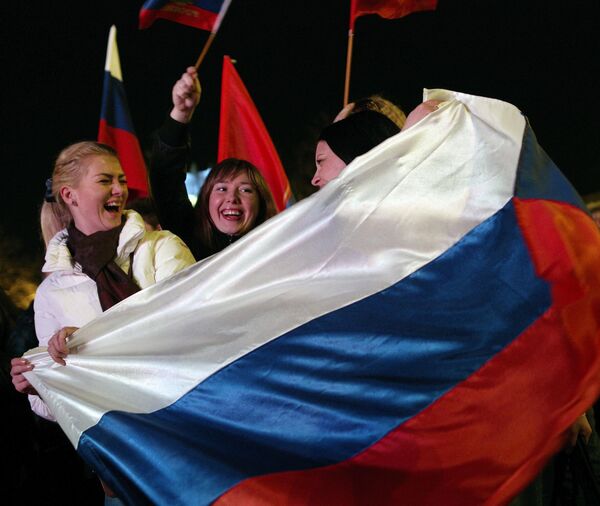 Cư dân Sevastopol trong buổi hòa nhạc kỷ niệm việc sáp nhập Crưm vào Liên bang Nga trên Quảng trường P.S. Nakhimov - Sputnik Việt Nam