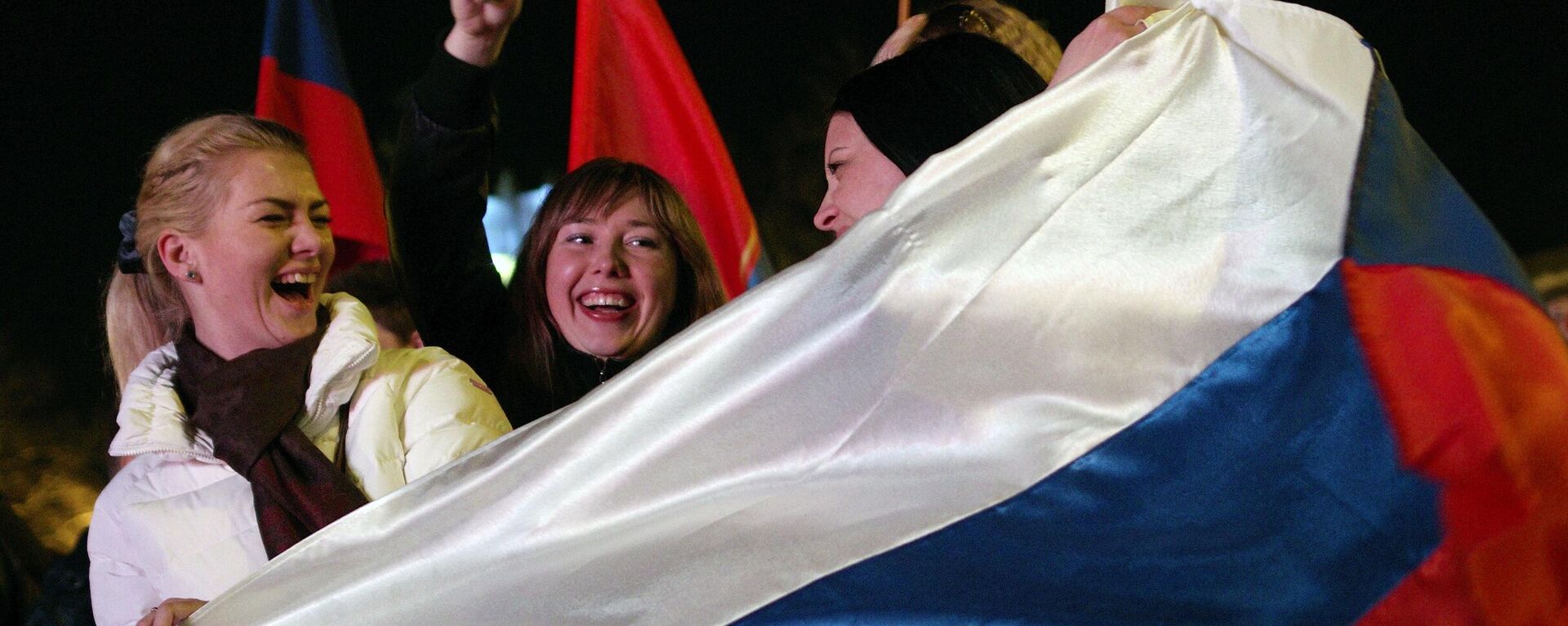 Cư dân Sevastopol trong buổi hòa nhạc kỷ niệm việc sáp nhập Crưm vào Liên bang Nga trên Quảng trường P.S. Nakhimov - Sputnik Việt Nam, 1920, 18.03.2024