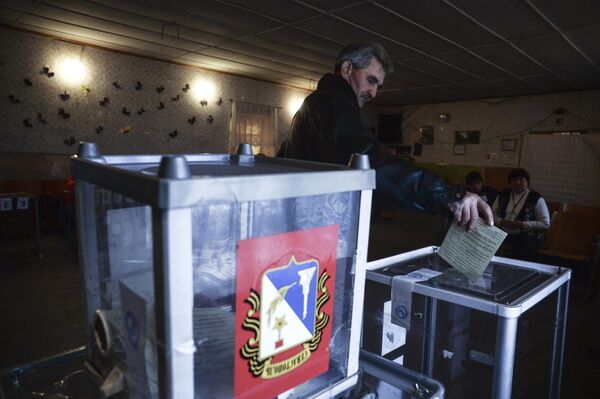 Bỏ phiếu trong cuộc trưng cầu dân ý về tình trạng của Crưm tại một điểm bỏ phiếu ở làng Shirokoe - Sputnik Việt Nam
