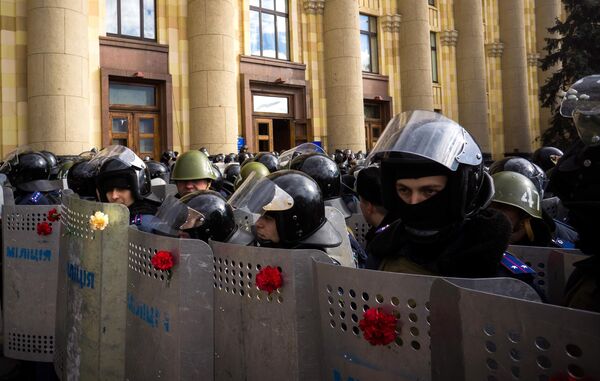 Các nhân viên thực thi pháp luật trong mit tin hủng hộ cuộc trưng cầu dân ý về tình trạng của Crưm gần tòa nhà hành chính khu vực ở Kharkov - Sputnik Việt Nam