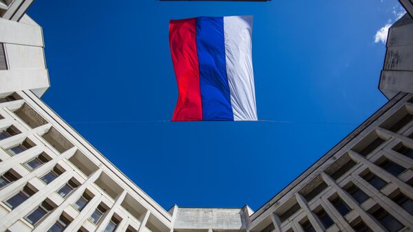 Quốc kỳ Nga trên tòa nhà Hội đồng tối cao,Cộng hòa tự trị Crưm ở Simferopol, nơi diễn ra cuộc họp toàn thể bất thường của quốc hội  đã đi đến quyết định về độc lập của khu vực tự trị - Sputnik Việt Nam