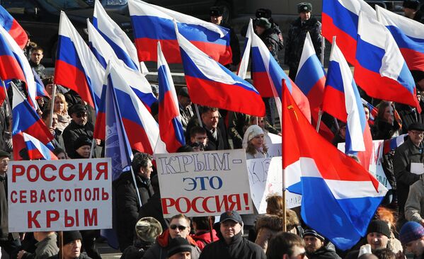 Những người tham gia cuộc biểu tình ở Vladivostok ủng hộ kết quả cuộc trưng cầu dân ý ở Crưm và nhân dân Ukraina anh em - Sputnik Việt Nam
