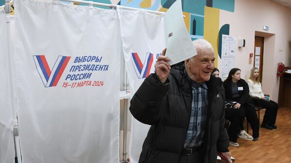 Người đàn ông bỏ phiếu trong cuộc bầu cử tổng thống Nga tại điểm bỏ phiếu số 4127 ở Vladivostok - Sputnik Việt Nam