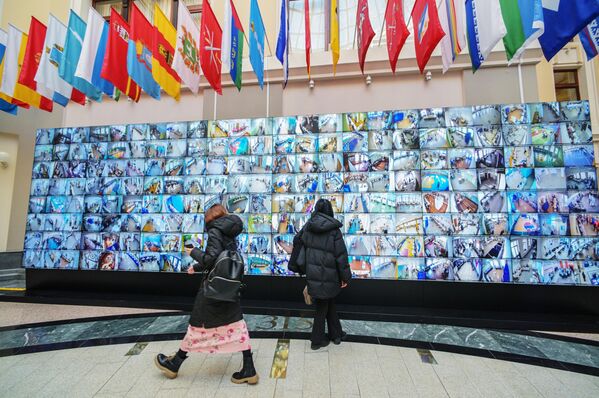 Tường video trong Trung tâm thông tin của Ủy ban bầu cử trung ương Liên bang Nga để theo dõi việc bỏ phiếu trong cuộc bầu cử tổng thống Liên bang Nga - Sputnik Việt Nam