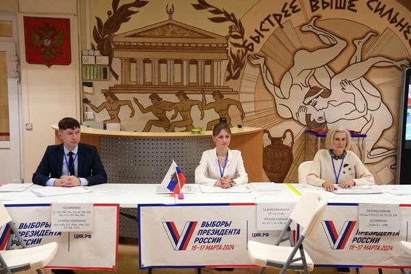 Bỏ phiếu trong cuộc bầu cử tổng thống Nga ở Yuzhno-Sakhalinsk - Sputnik Việt Nam