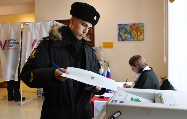 Quân nhân Hạm đội Thái Bình Dương bỏ phiếu trong cuộc bầu cử tổng thống Nga tại điểm bỏ phiếu số 502 ở Vladivostok - Sputnik Việt Nam