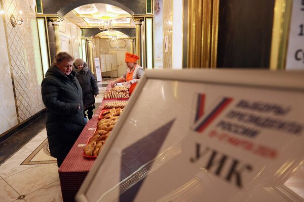 Quầy bán đồ nướng trong cuộc bầu cử tổng thống Nga ở Ekaterinburg - Sputnik Việt Nam