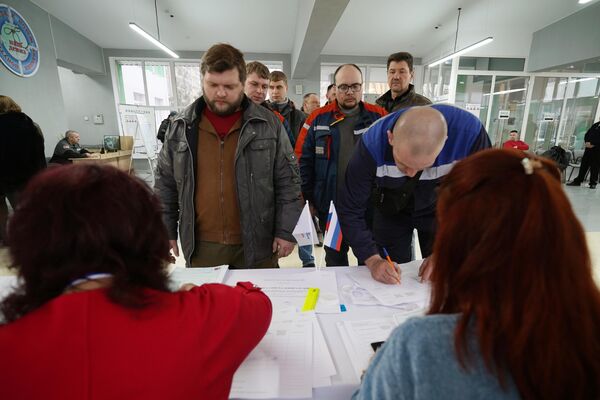 Người dân đăng ký trước khi bỏ phiếu trong cuộc bầu cử tổng thống Nga ở Mariupol - Sputnik Việt Nam