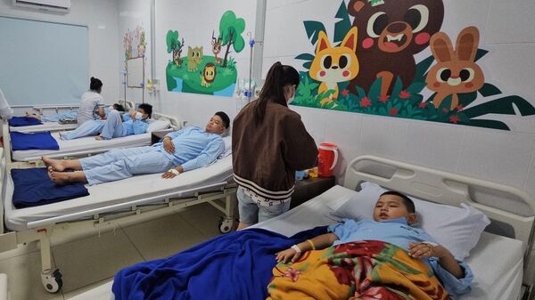 Số nạn nhân trong vụ nghi ngộ độc do ăn cơm gà tại Khánh Hòa tăng lên hơn 190 người - Sputnik Việt Nam