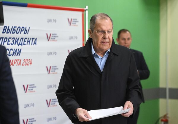 Ngoại trưởng Nga S. Lavrov bỏ phiếu trong cuộc bầu cử tổng thống Nga - Sputnik Việt Nam