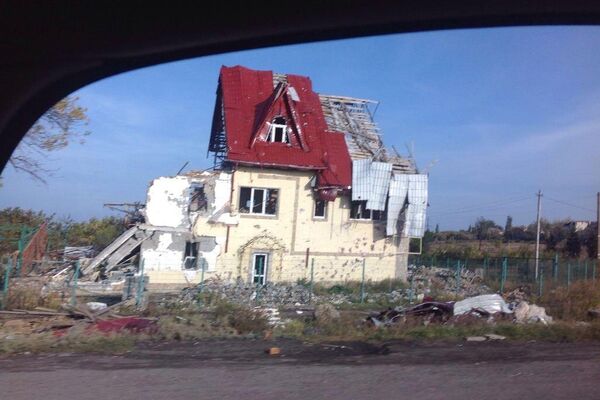 Ngôi nhà bị phá hủy bị LLVT Ukraina pháo kích - Sputnik Việt Nam