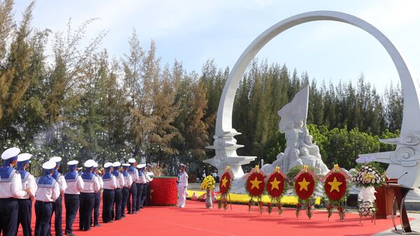 Các bộ, chiến sĩ Vùng 4 Hải quân thắp hương tưởng nhớ 64 chiến sĩ Hải quân nhân dân Việt Nam hy sinh trong trận Gạc Ma năm 1988 - Sputnik Việt Nam