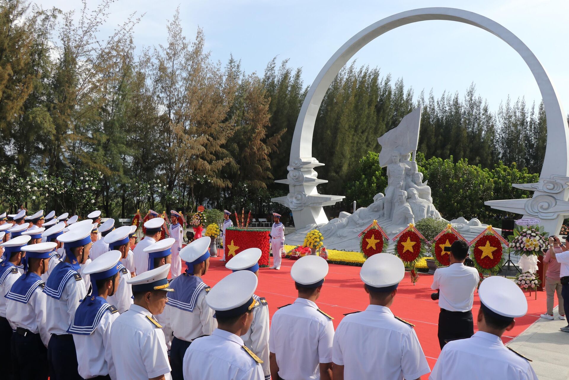Lực lượng Hải quân Vùng 4 dâng hương, dâng hoa tưởng nhớ 64 cán bộ, chiến sĩ hy sinh trong trận Gạc Ma năm 1988 - Sputnik Việt Nam, 1920, 15.03.2024