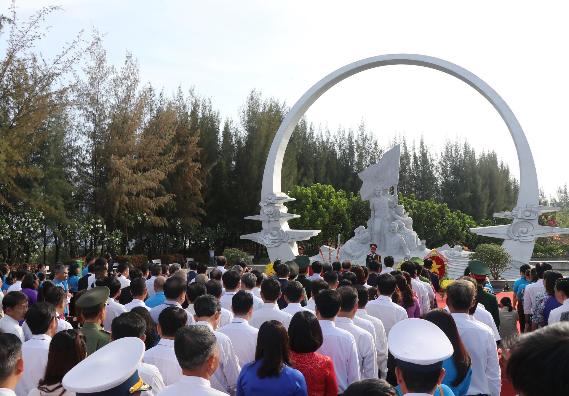 Nhân dân tỉnh Khánh Hòa tưởng nhớ 64 chiến sĩ Hải quân nhân dân Việt Nam trong trận chiến Gạc Ma tại khu vực đài tưởng niệm - Vòng tròn bất tử - Sputnik Việt Nam, 1920, 15.03.2024