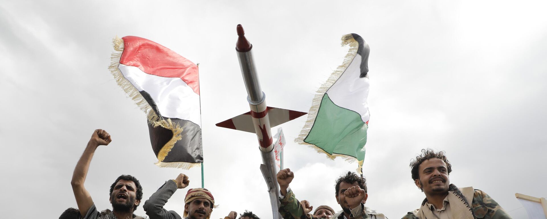 Những người ủng hộ Houthis tham dự một cuộc biểu tình phản đối các cuộc không kích của Mỹ vào Yemen và cuộc tấn công của Israel chống lại người Palestine ở Gaza SAtrip, ở Sanaa, Yemen, Thứ Sáu, ngày 8 tháng 3 năm 2024. - Sputnik Việt Nam, 1920, 15.03.2024