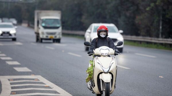 Người dân điều khiển xe máy bất chấp nguy hiểm đi vào cao tốc Đại lộ Thăng Long. - Sputnik Việt Nam