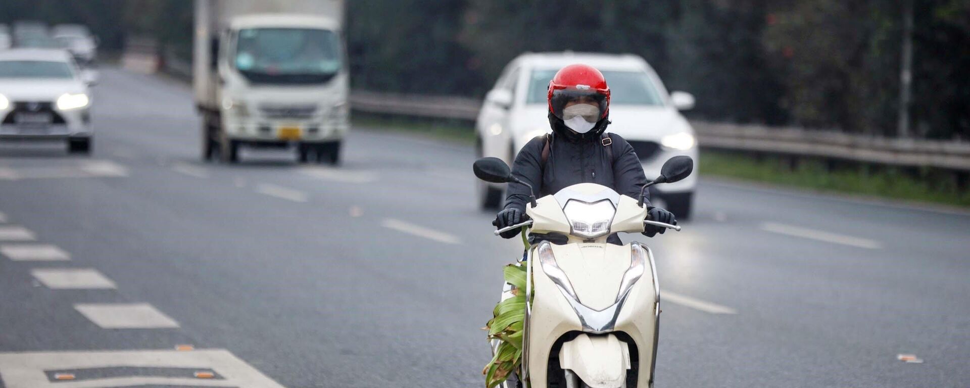 Người dân điều khiển xe máy bất chấp nguy hiểm đi vào cao tốc Đại lộ Thăng Long. - Sputnik Việt Nam, 1920, 15.03.2024