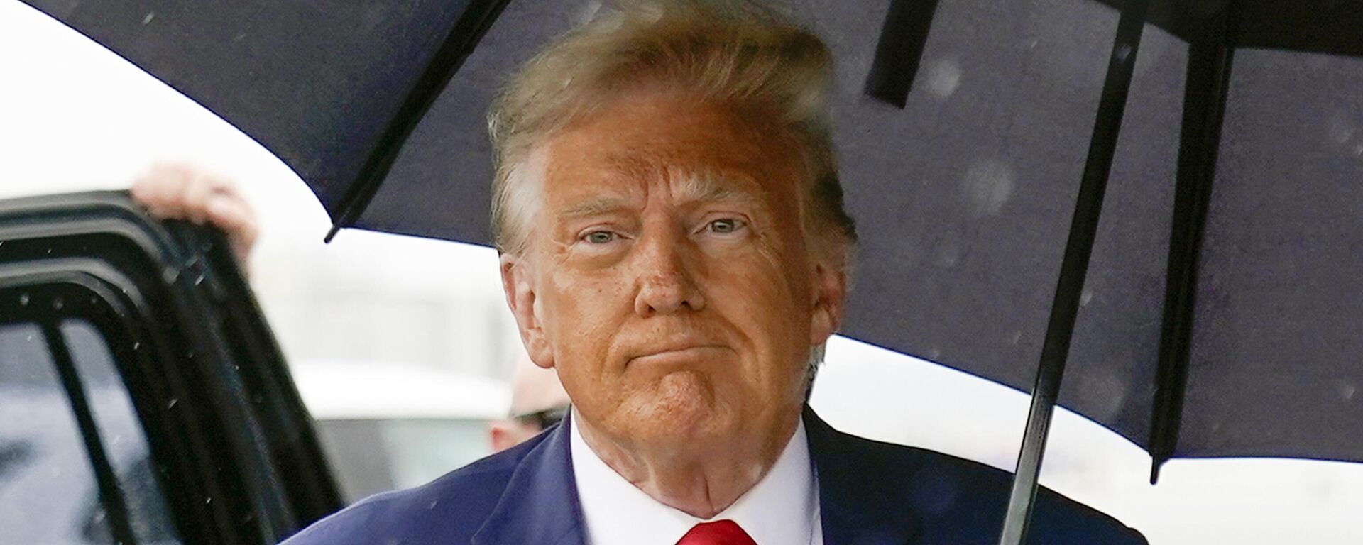 Chính trị gia Mỹ Trump dưới mưa - Sputnik Việt Nam, 1920, 27.04.2024