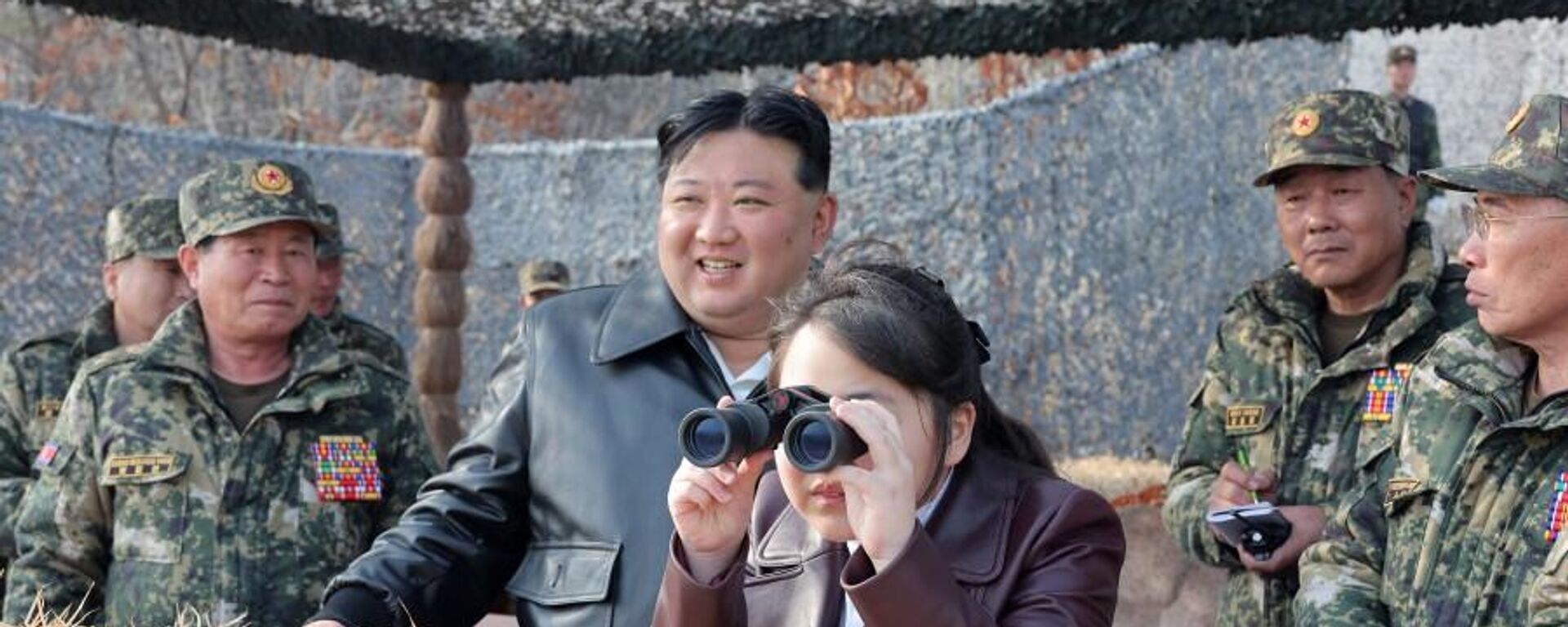 Chủ tịch Triều Tiên Kim Jong-un cùng con gái chỉ huy cuộc tập trận đổ bộ
 - Sputnik Việt Nam, 1920, 18.03.2024