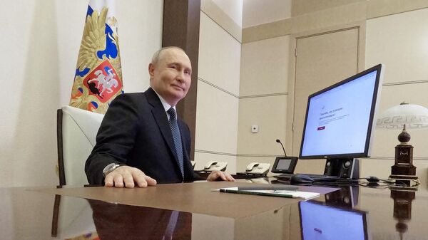 Vladimir Putin bỏ phiếu trong cuộc bầu cử tổng thống - Sputnik Việt Nam