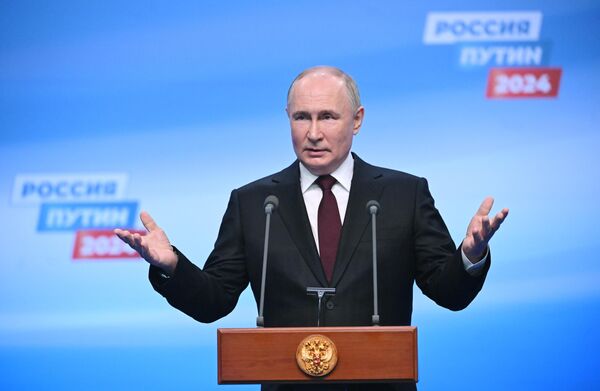 Ứng cử viên tổng thống Nga, đương kim Tổng thống Nga Vladimir Putin nói chuyện với phóng viên tại trụ sở chiến dịch tranh cử của ông - Sputnik Việt Nam