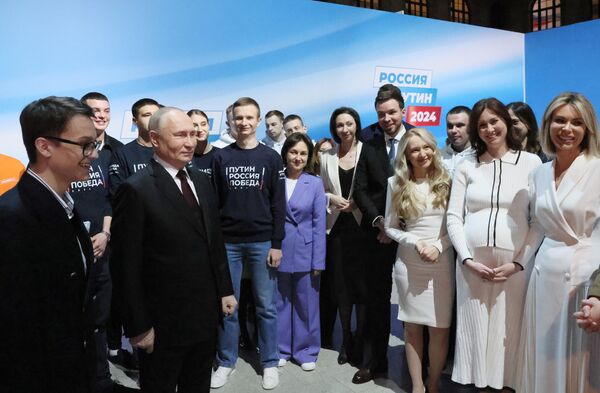 Ứng cử viên tổng thống Nga, đương kim Tổng thống Nga Vladimir Putin tại cuộc gặp với những người được ủy quyền tại trụ sở bầu cử - Sputnik Việt Nam