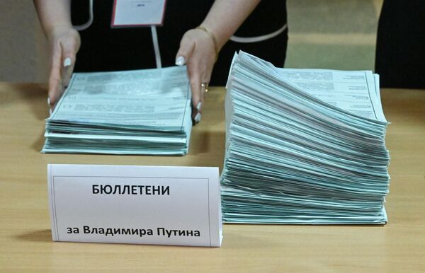 Kiểm phiếu bầu cho Vladimir Putin trong cuộc bầu cử tổng thống Nga tại một điểm bỏ phiếu ở Lugansk - Sputnik Việt Nam