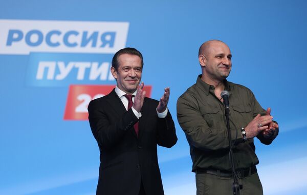 Đồng chủ tịch trụ sở bầu cử của ứng cử viên tổng thống Nga Vladimir Putin Vladimir Mashkov và Artem Zhoga tại cuộc gặp V. Putin với những người được ủy quyền - Sputnik Việt Nam