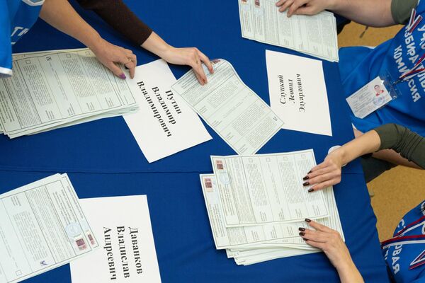 Kiểm phiếu trong cuộc bầu cử tổng thống Liên bang Nga tại trạm bỏ phiếu số 42 ở Petropavlovsk-Kamchatsky - Sputnik Việt Nam
