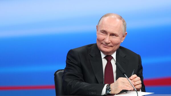 Vladimir Putin gặp người ủy nhiệm tại trụ sở bầu cử - Sputnik Việt Nam