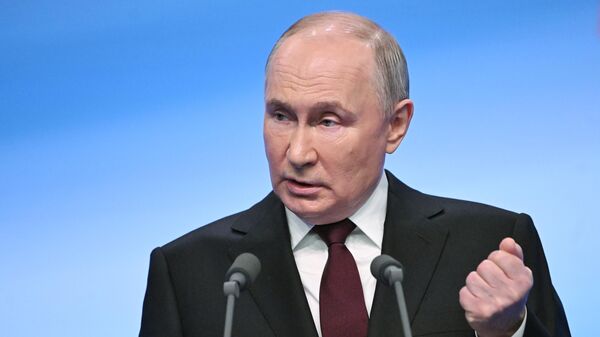 Ứng cử viên tổng thống Nga, đương kim Tổng thống Nga Vladimir Putin nói chuyện với phóng viên tại trụ sở chiến dịch tranh cử của ông - Sputnik Việt Nam