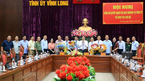 Ban Thường vụ Tỉnh ủy Vĩnh Long chúc mừng các đồng chí được luân chuyển, điều động, bổ nhiệm. - Sputnik Việt Nam