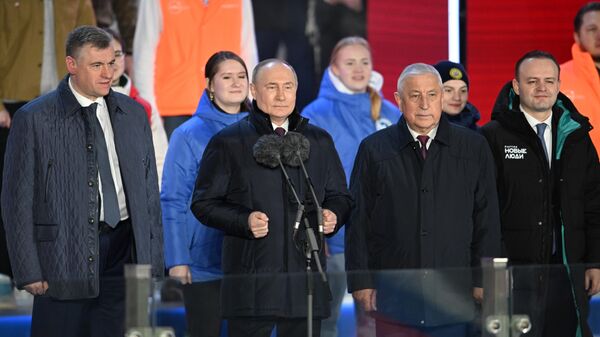 Tổng thống Nga V. Putin tham dự buổi hòa nhạc mít tinh kỷ niệm 10 năm ngày Crưm thống nhất với Nga - Sputnik Việt Nam