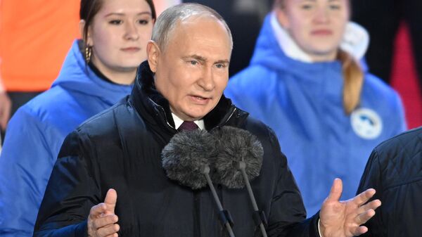 Президент РФ В. Путин посетил митинг-концерт к десятилетию воссоединения Крыма с Россией - Sputnik Việt Nam